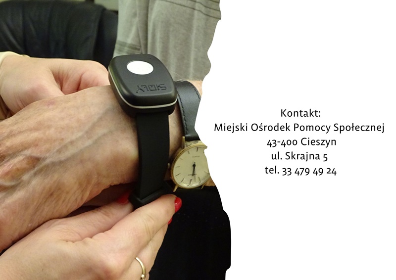 Opaska telemedyczna zakładana na rękę seniora fot. BSK/canva